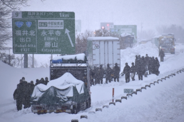 폭설로 차량 운행이 불가능해진 일본 호쿠리쿠고속도로에서 10일 육상자위대원들이 제설 작업을 하고 있다./후쿠이 교도=연합뉴스