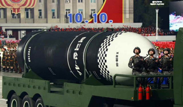 지난해 10월 북한이 노동당 창건 75주년 기념 열병식에서 신형 잠수함발사탄도미사일(SLBM)을 공개하고 있다.     /연합뉴스