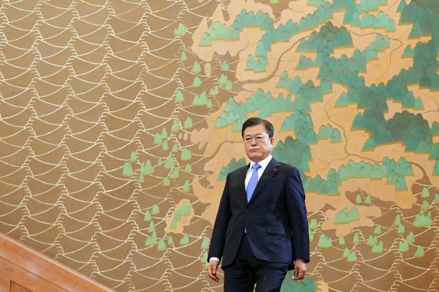 문재인 대통령이 11일 청와대에서 신년사를 하기 위해 연단으로 이동하고 있다. /연합뉴스