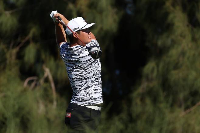 임성재가 10일 미국 하와이주 카팔루아 리조트 플랜테이션 코스에서 열린 PGA 투어 센트리 토너먼트 오브 챔피언스대회 4라운드 16번홀에서 티샷을 날리고 있다.AFP|연합뉴스