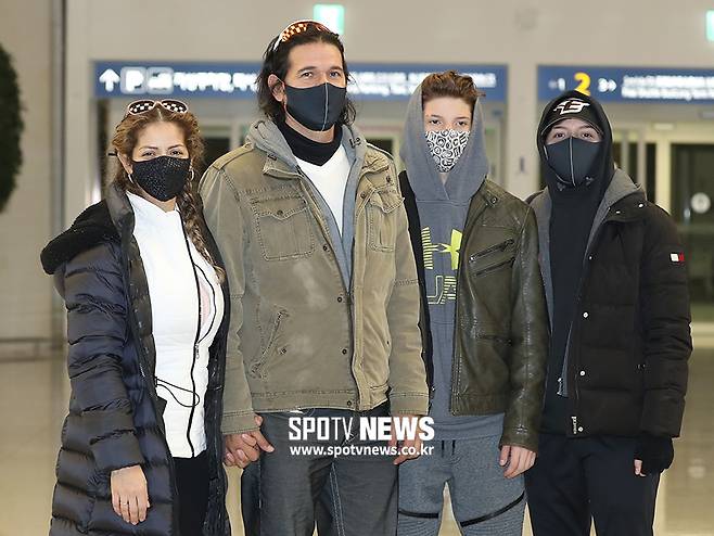 ▲ 11일 인천국제공항에 입국한 카를로스 수베로 한화 감독(왼쪽에서 2번째)과 가족들 ⓒ인천국제공항, 곽혜미 기자