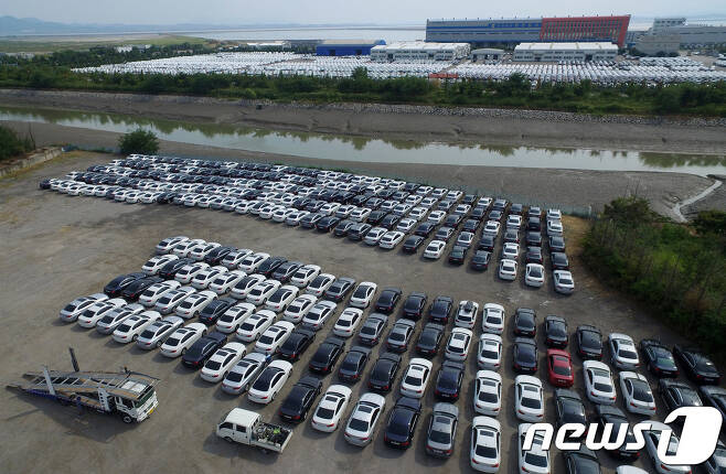 경기도 평택시 BMW차량물류센터 인근에 리콜대상인 BMW차량들이 세워져있는 모습 2018.8.13/뉴스1 © News1 박세연 기자