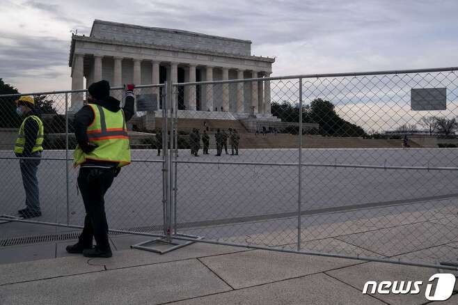 11일(현지시간) 미국 워싱턴DC 소재 링컨기념관 주변에 보안 울타리가 설치돼 있다. © AFP=뉴스1