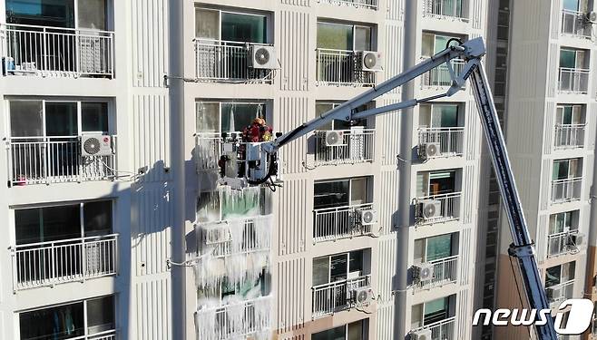 진천읍 한 아파트 외벽에 발생한 대형 고드름.(진천소방서 제공)© 뉴스1