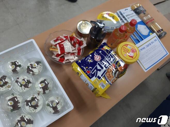 성남열린푸드마켓에 진열된 '경기 먹거리 그냥드림 코너' 물품.© 뉴스1 유재규 기자