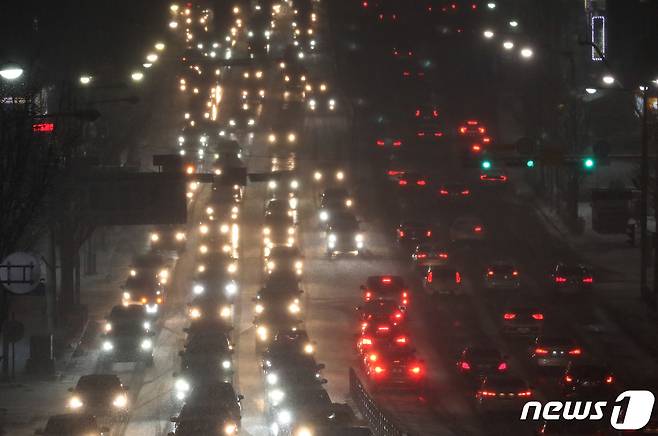 함박눈이 내린 12일 오후 경기도 수원시 팔달구 경수대로에서 차량들이 서행하고 있다. 2021.1.12 /뉴스1 © News1 이재명 기자