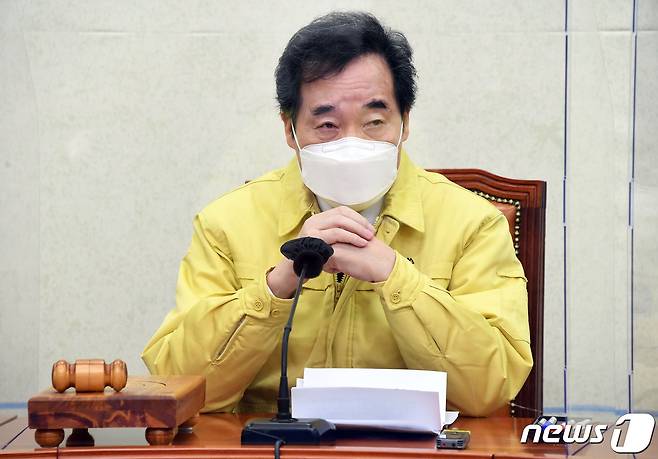 이낙연 더불어민주당 대표가 11일 서울 여의도 국회에서 열린 최고위원회의에서 참석자들의 발언을 듣고 있다. 20201.1.11/뉴스1 © News1 박세연 기자