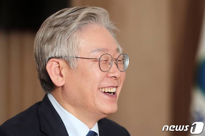 이재명 경기도지사가 21일 오후 경기도 수원시 팔달구 경기도청에서 뉴스1과 인터뷰를 하고 있다. 2020.12.21/뉴스1 © News1 조태형 기자