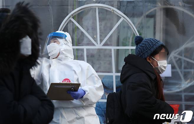 대전 서구보건소에 마련된 선별진료소에서 의료진이 분주한 모습을 보이고 있다.뉴스1 © News1 김기태 기자