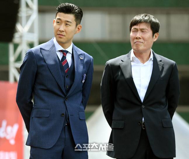 차범근(오른쪽) 전 대표팀 감독이 지난 2018년 5월 21일 서울광장에서 진행된 대한민국 2018 러시아 월드컵 축구대표팀 출정식에 참석해 손흥민을 격려하고있다. 김도훈기자