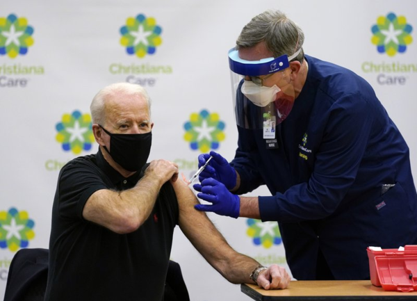 11일(현지 시각) 조 바이든 미국 대통령 당선인이 델라웨어주의 한 병원에서 코로나바이러스 감염증(코로나19) 2차 접종을 하고 있다. /AP연합뉴스