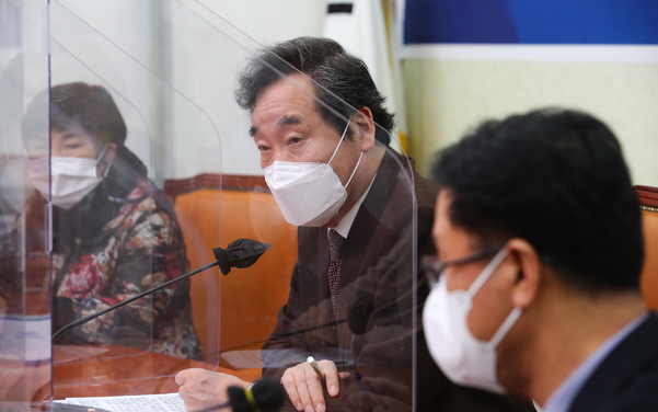 더불어민주당 이낙연 대표가 12일 국회에서 열린 소상공인연합회와의 간담회에서 인사말하고 있다./연합뉴스