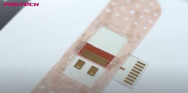 유기 인쇄 전자 연구실에서는 전자장비를 만드는 데 필요한 다양한 전자소재를 용액으로 만들어 잉크화하고 프린터로 이를 인쇄하는 연구를 진행하고 있다.