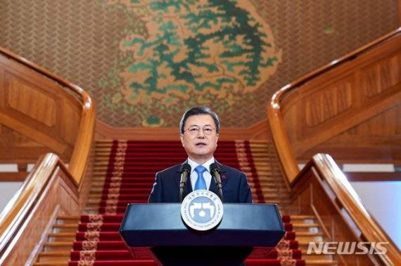 문재인 대통령이 11일 오전 청와대 본관에서 2021년 국정운영 구상과 방향을 국민들께 제시하는 신년사를 발표하고 있다. /사진=뉴시스화상