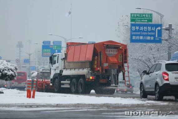 과천시 12일 제설작업. 사진제공=과천시