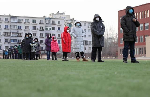 중국 북동부 랴오닝성 선양의 한 주거단지에서 주민들이 코로나19 진단검사를 받기 위해 줄을 서 있다. 선양/신화 연합뉴스