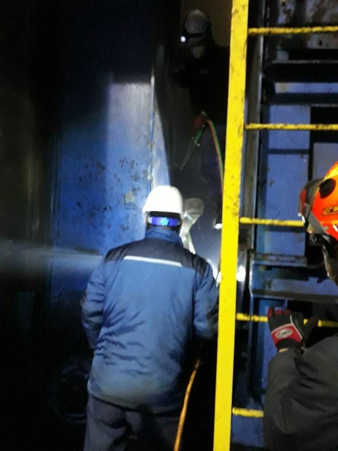 10일 전남 여수시 유연탄 저장업체 금호티앤엘에서 119구조대가 석탄 운송설비에 낀 노동자를 구조하고 있다. 전남소방본부 제공