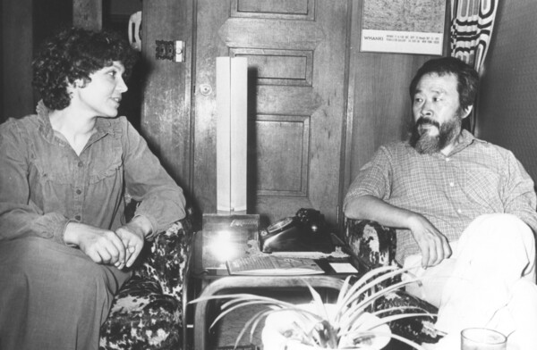 1970년 파리 근교의 마구간에서 작업하던 초기 김창열(오른쪽)은 부인 마르틴 질롱(왼쪽)을 만나 평생 회로했다. 이후 노트르담 거리의 자택은 2009년 완전 귀국할 때까지 ‘한국인 사랑방’ 구실을 했다. 사진은 1979년 잡지 <주간여성>에 실린 부부의 모습이다. 제주도립김창열미술관 제공