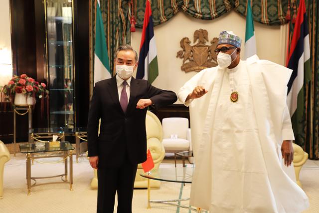 왕이 중국 외교부장(왼쪽)이 무함마드 부하리 나이지리아 대통령. 신화 연합뉴스