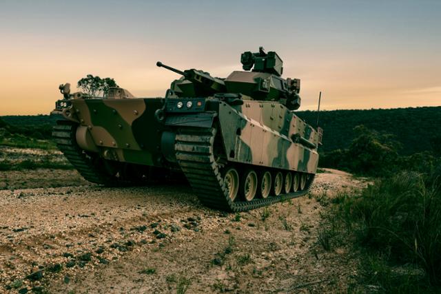 한화디펜스가 12일 호주 멜버른에서 미래형 보병전투장갑차 레드백을 공개했다. 레드백은 호주 육군의 요구 성능에 맞춰 설계, 개발된 차세대 보병전투장갑차다. 한화디펜스 제공