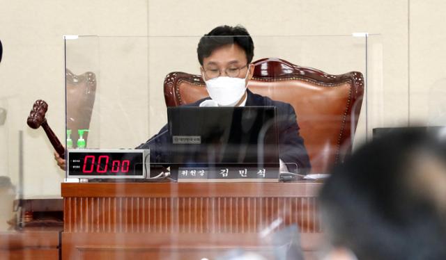 지난달 23일 김민석 국회 보건복지위원장이 국회에서 열린 전체회의에서 권덕철 보건복지부 장관 후보자 인사청문회 보고서를 채택하고있다. 오대근 기자