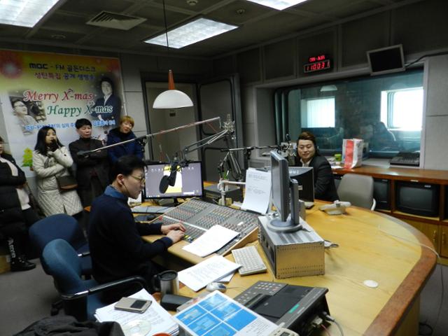 김호중씨를 초청해 라디오 방송을 진행하고 있다.
