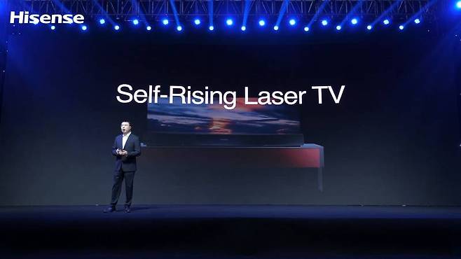 하이센스의 미디어 브리핑, 올해는 LG 롤러블 TV를 '셀프 라이징 레이저 TV'라는 이름으로 표절했다. 출처=하이센스