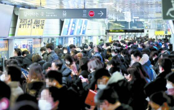 많은 눈이 내린 12일 오후 서울 지하철 강남역 승강장이 퇴근하는 시민들로 붐비고 있다. 연합뉴스