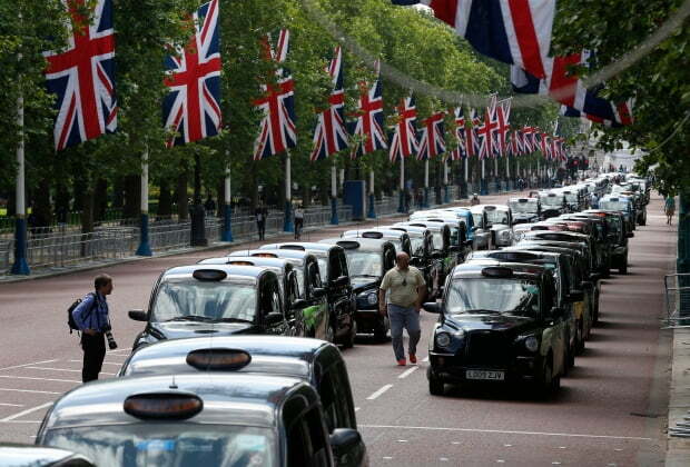 영국 런던의 버킹엄궁에서 트라팔가 광장에 이르는 '몰'가(街)에서 11일(현지시간) 런던 명물 '블랙캡' 기사들이  모바일 차량 예약 서비스 '우버'(Uber)에 항의하며 택시로 거리를 봉쇄한 채 파업시위를 벌이고 있다.  /AP