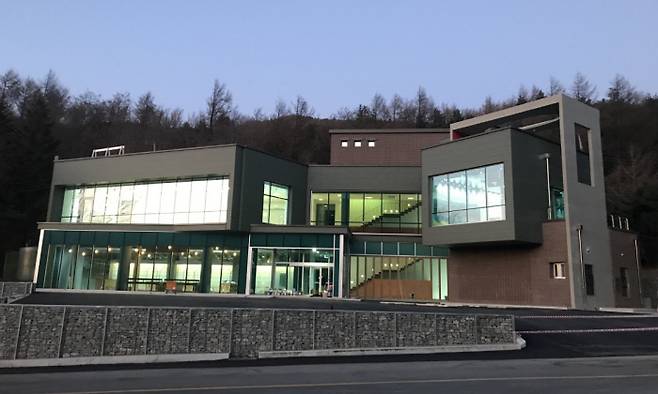 충북 단양군 대강면 용부원리 죽령휴게소 자리에 새롭게 조성된 죽령바람길 파노라마 전망대 전경. 단양군 제공