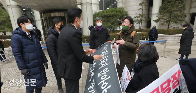 가습기살균제참사 전국네트워크 관계자들이 12일 오후 서울중앙지법 앞에서 SK케미칼과 애경산업의 전 대표 등의 판결 선고에 앞서 팻말시위를 하다 법원 관계자들에 의해 제지당하고 있다. 강윤중 기자 yaja@kyunghyang.com