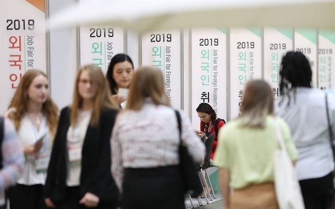 A job fair for foreigners is held at Coex in Samseong-dong, Seoul in September 2019. (Yonhap)