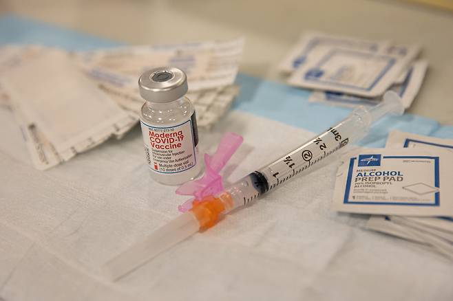 A vial of the Moderna Covid-19 vaccine at Queens Police Academy in the Queens borough of New York, US, January 11, 2021. (Yonhap-Reuters)