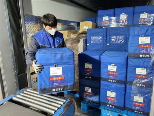 A Yongma Logis employee loads pharmaceuticals into a temperature-controlled warehouse at the company’s Anseong center. (Yongma Logis)