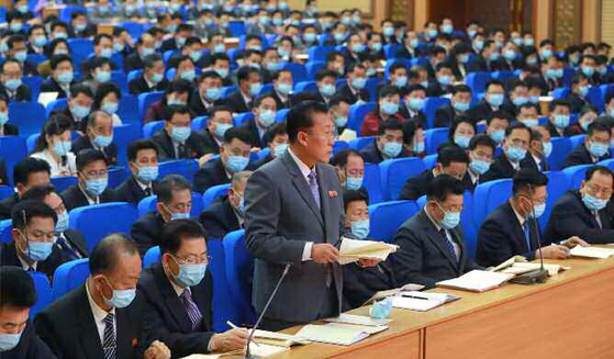 North Korean delegates take part in a smaller meeting at the Eighth Workers' Party Congress in Pyongyang on Monday, according to this state media photograph. Delegates are wearing face masks. [NEWS1]