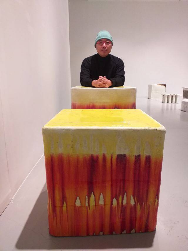 이헌정 작가가 '도자 조각'으로 불리는 스툴에서 포즈를 취했다. 손영옥 기자