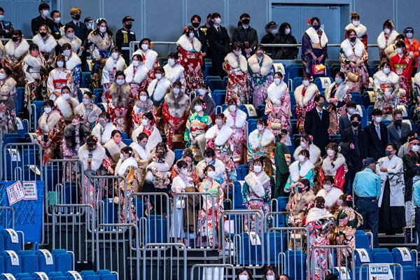 11일 요코하마 아레나에서 성인의 날 행사 참석자들이 기모노를 입고 관중석에 모여 있다. 연합뉴스