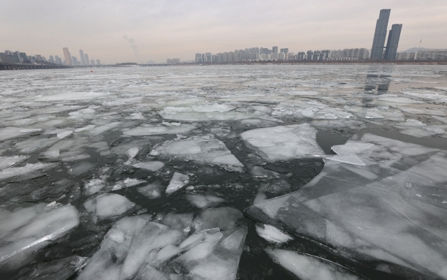 '북극 한파'가 계속된 11일 오전 서울 동작대교 인근 한강이 얼어있다. 연합뉴스