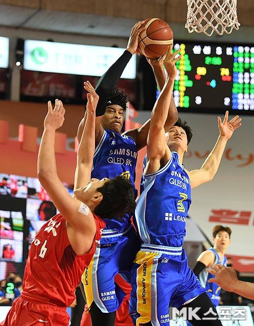 11일 오후 서울 잠실학생체육관에서 "2020-2021 KBL 프로농구" 서울 SK 나이츠와 서울 삼성 썬더스의 경기가 열렸다. 삼성 힉스가 리바운드를 하고 있다. 사진(서울 잠실)=천정환 기자
