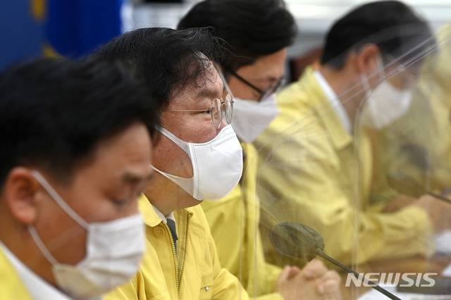 12일 오전 열린 더불어민주당 원내대책회의에서 김태년 원내대표가 모두 발언을 하고 있다. /사진=뉴시스 전진환 기자·공동취재