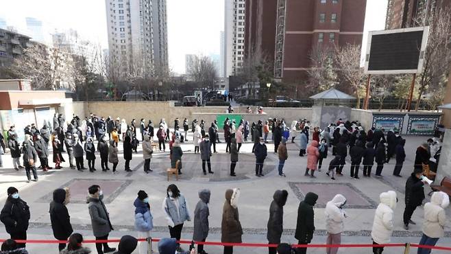 중국 허베이성의 코로나19 검사 행렬. 연합뉴스