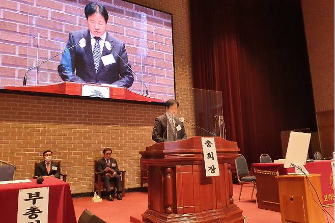 예장고신 박영호 총회장이 지난해 70회 총회에서 기도하고 있다.