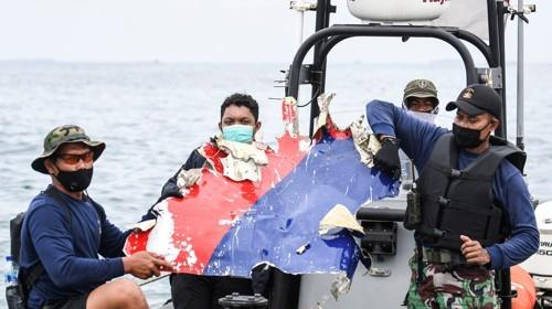 비행기 동체 파편 수거한 인도네시아 해군. 연합뉴스