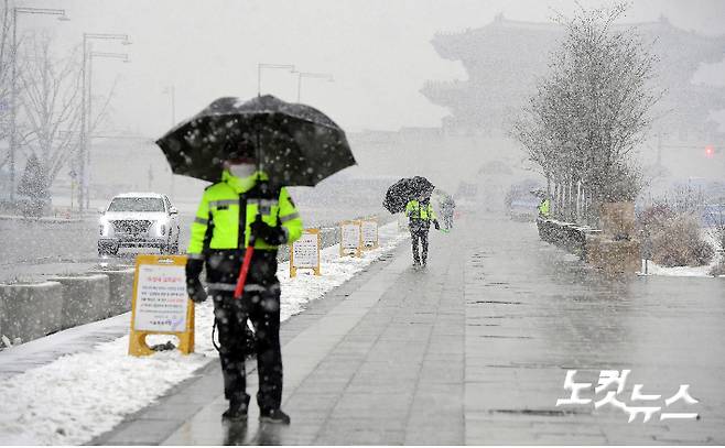 수도권을 포함한 중부지방에 낮부터 밤까지 눈이 이어질 것으로 예보된 12일 오후 서울 광화문광장에 눈이 내리고 있다. 황진환 기자