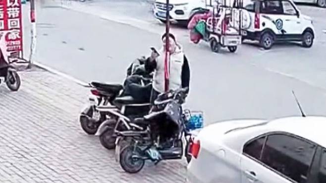 중국, 쇠기둥에 혀 붙은 소년