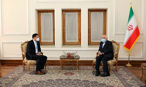 최종건 외교부 1차관(왼쪽)이 11일(현지시간) 이란 테헤란에서 모하마드 자바드 자리프 이란 외무장관과 만나 대화하고 있다. 이란 외무부 제공, 테헤란=AP연합뉴스