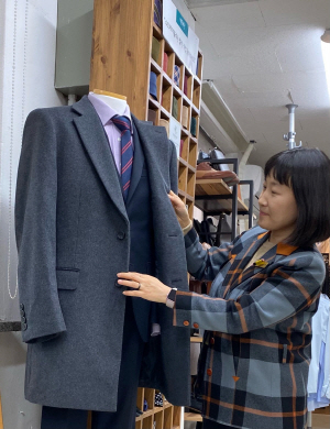 김소령 대표가 열린옷장 대여 공간에서 면접 정장을 살펴보고 있다.  /사진 제공=열린옷장