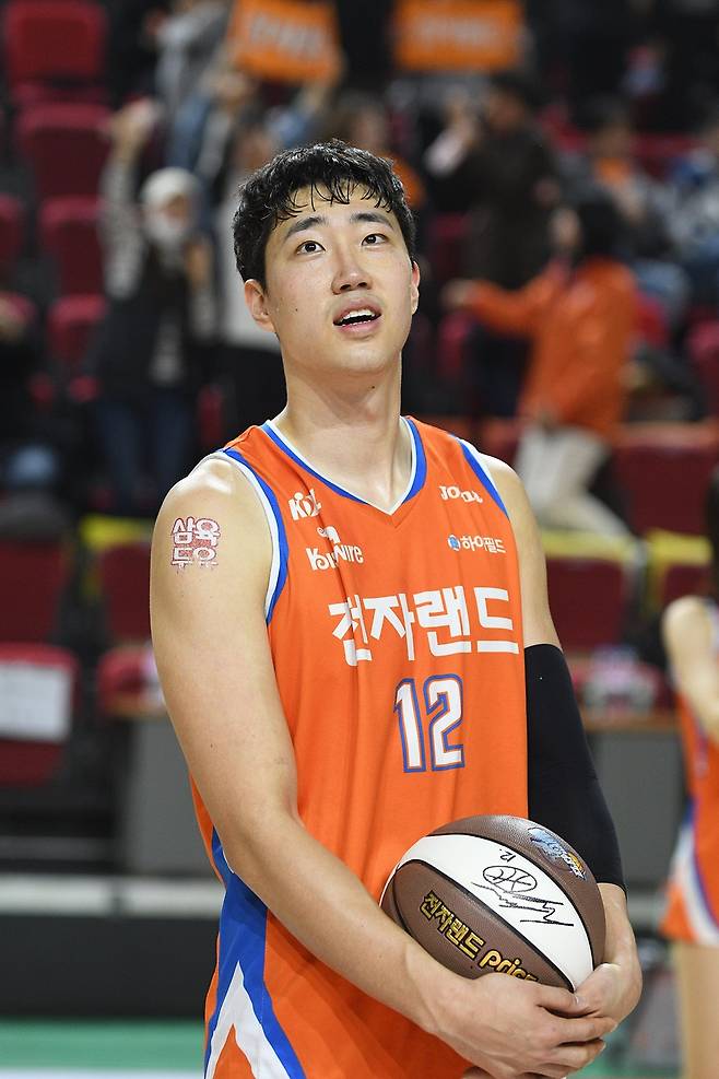 ▲ 정효근이 돌아왔다. 군 제대 후 복귀전과 함께 전자랜드 유니폼을 입고 뛰는 마지막 시즌을 준비한다 ⓒ KBL
