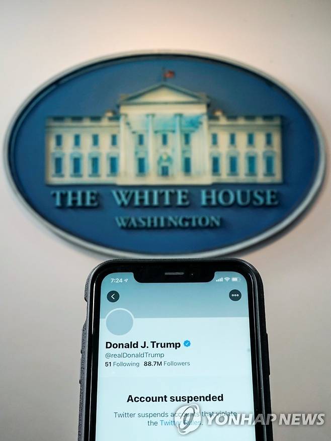 백악관 브리핑룸에서 트럼프 대통령 트위터 계정이 영구 정지된 스마트폰 화면을 촬영한 사진 [로이터=연합뉴스]