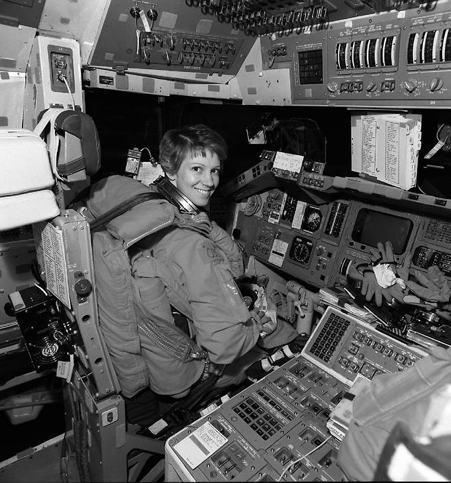 최초의 미국 여성 우주왕복선 조종사이자 최초의 여성 우주왕복선 사령관이기도 한 아일린 콜린스. [돌베개 제공 사진]